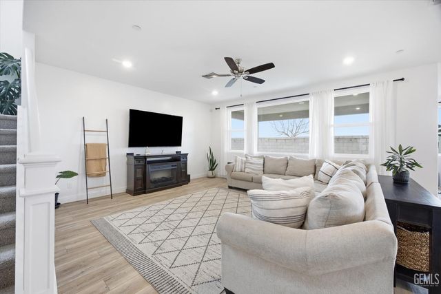 6807 Diamond Springs Drive, Bakersfield, CA 93313