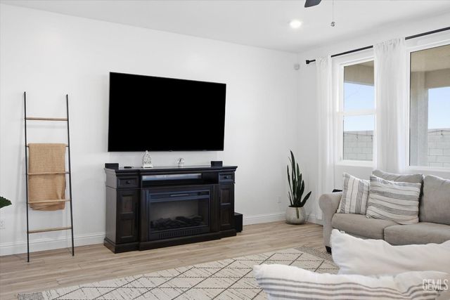 6807 Diamond Springs Drive, Bakersfield, CA 93313