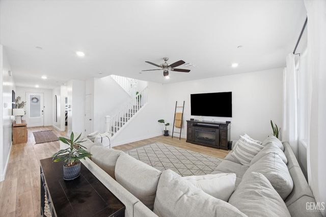 6807 Diamond Springs Drive, Bakersfield, CA 93313