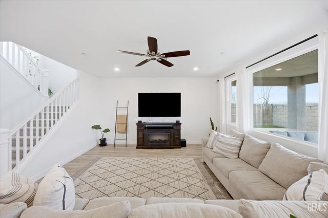 6807 Diamond Springs Drive, Bakersfield, CA 93313