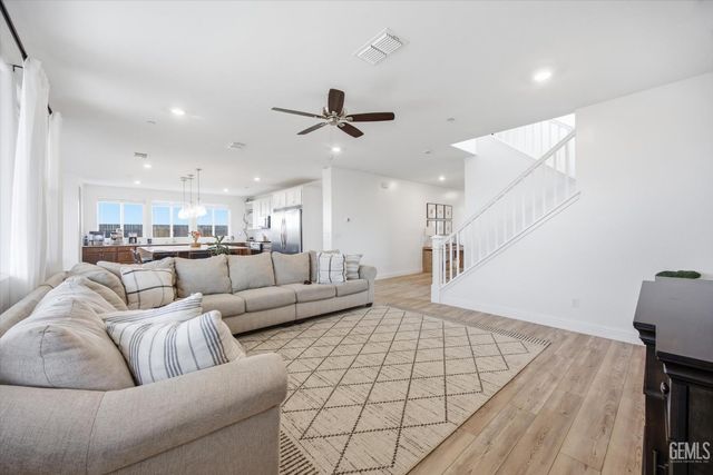 6807 Diamond Springs Drive, Bakersfield, CA 93313