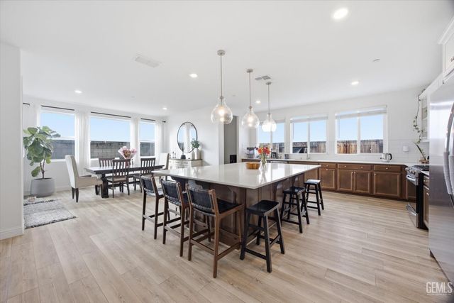 6807 Diamond Springs Drive, Bakersfield, CA 93313