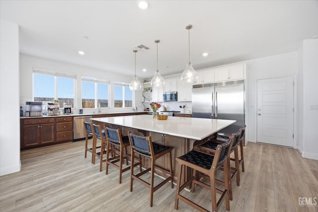 6807 Diamond Springs Drive, Bakersfield, CA 93313