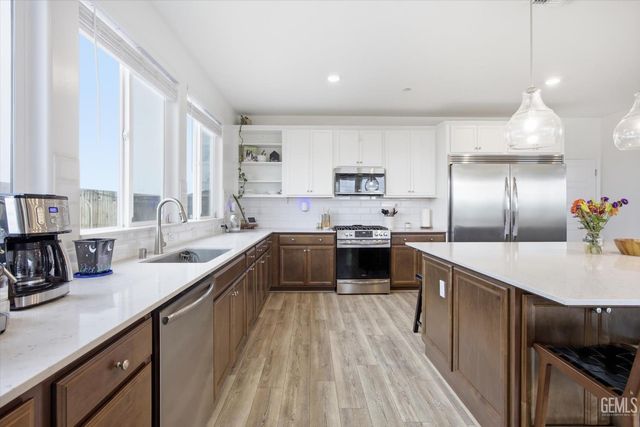 6807 Diamond Springs Drive, Bakersfield, CA 93313