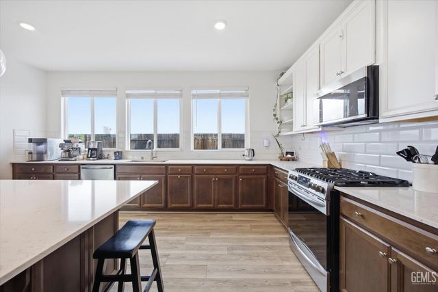 6807 Diamond Springs Drive, Bakersfield, CA 93313