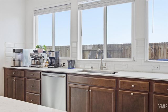 6807 Diamond Springs Drive, Bakersfield, CA 93313