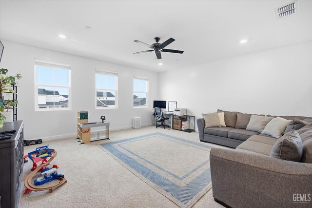 6807 Diamond Springs Drive, Bakersfield, CA 93313