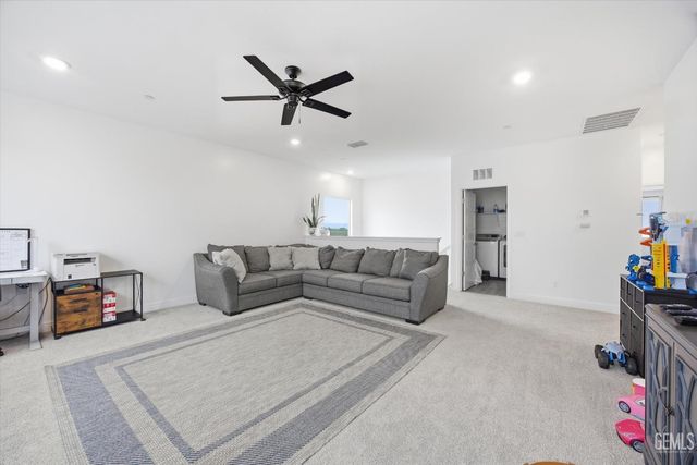 6807 Diamond Springs Drive, Bakersfield, CA 93313