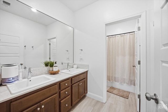 6807 Diamond Springs Drive, Bakersfield, CA 93313