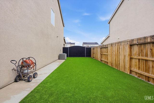 6807 Diamond Springs Drive, Bakersfield, CA 93313