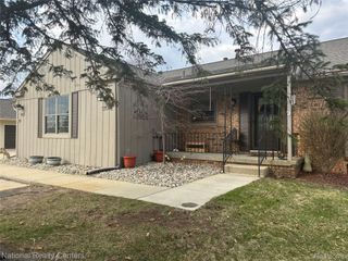 12047 Shenandoah Drive 2, Green Oak Township, MI 48178