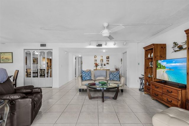 3831 SE 11TH PLACE 101, Cape Coral, FL 33904