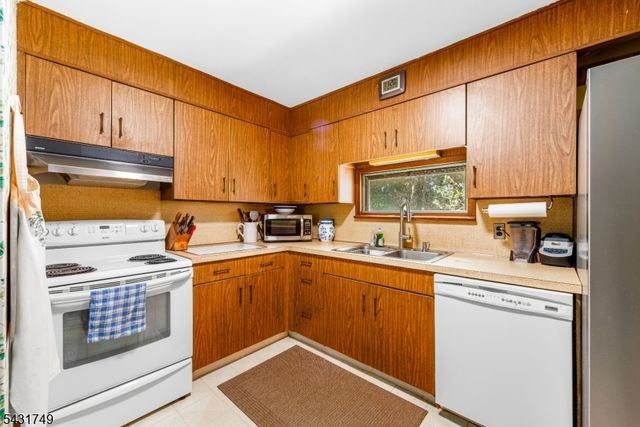 16 Trowbridge Rd, Morris Plains Boro, NJ 07950