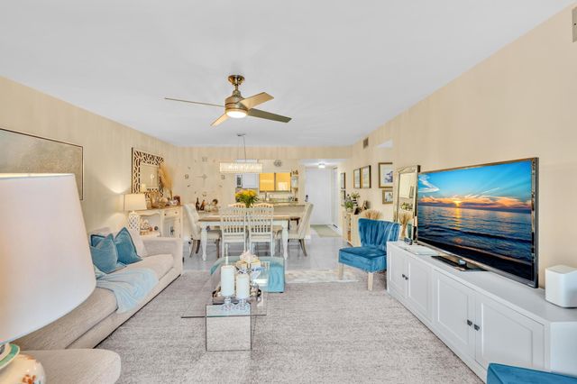 912 SW 9th Street Circle 105, Boca Raton, FL 33486