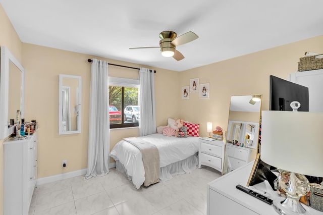 912 SW 9th Street Circle 105, Boca Raton, FL 33486