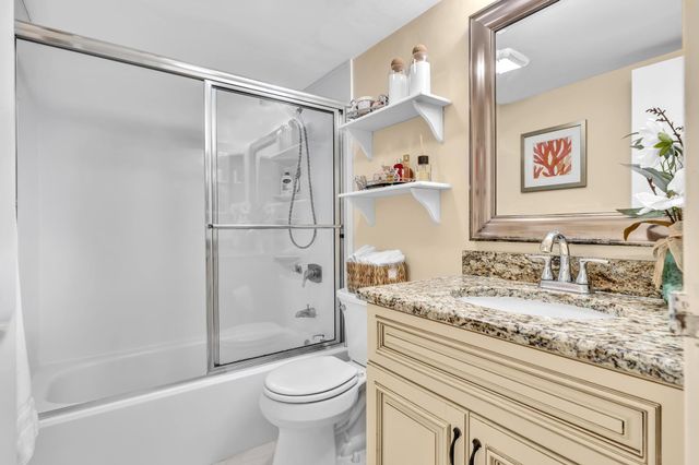 912 SW 9th Street Circle 105, Boca Raton, FL 33486