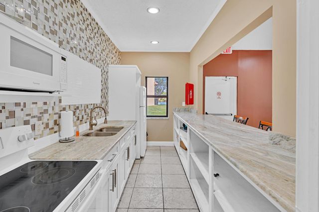 912 SW 9th Street Circle 105, Boca Raton, FL 33486