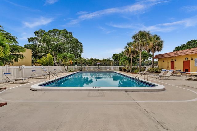 912 SW 9th Street Circle 105, Boca Raton, FL 33486
