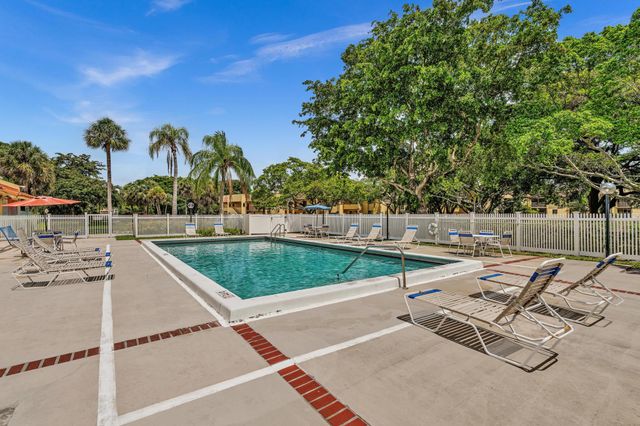 912 SW 9th Street Circle 105, Boca Raton, FL 33486