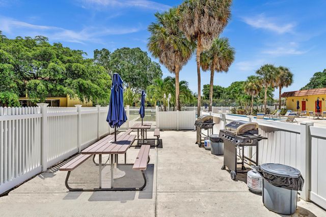 912 SW 9th Street Circle 105, Boca Raton, FL 33486