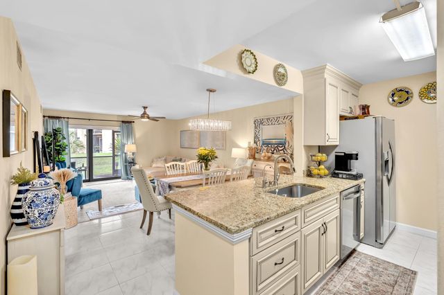 912 SW 9th Street Circle 105, Boca Raton, FL 33486