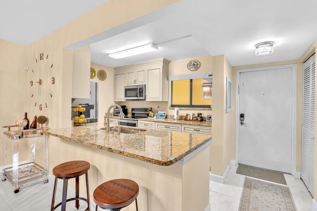 912 SW 9th Street Circle 105, Boca Raton, FL 33486