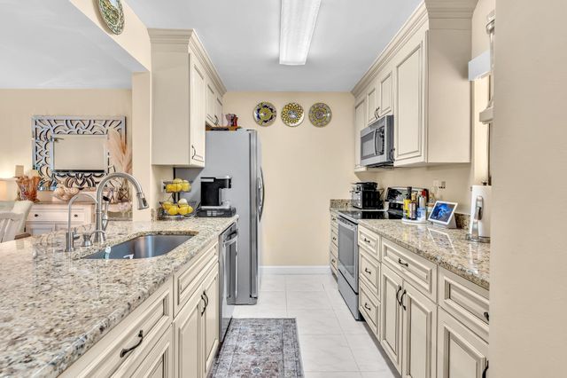 912 SW 9th Street Circle 105, Boca Raton, FL 33486