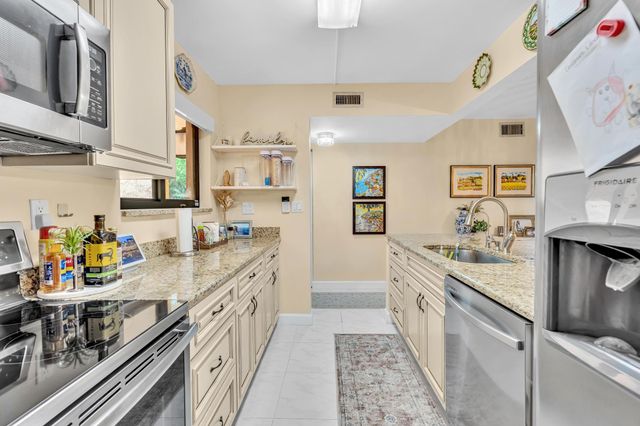 912 SW 9th Street Circle 105, Boca Raton, FL 33486
