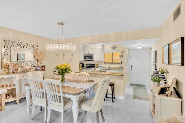 912 SW 9th Street Circle 105, Boca Raton, FL 33486