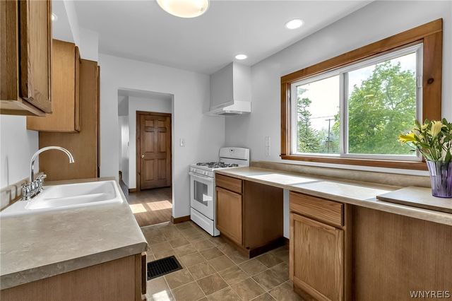 5657 Broadway Street, Lancaster, NY 14086