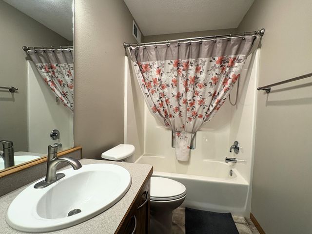 1949 51st Avenue N, Moorhead, MN 56560