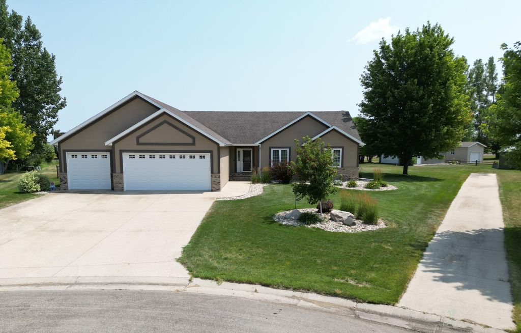 1949 51st Avenue N, Moorhead, MN 56560