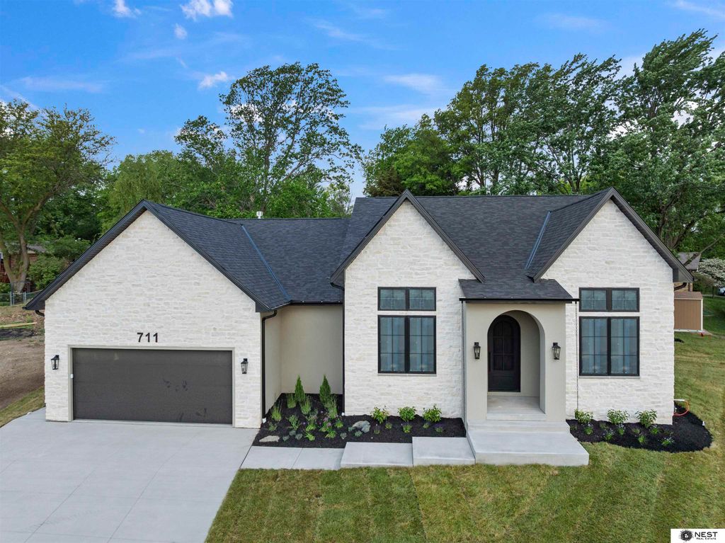 711 Yearling Court, Lincoln, NE 68520