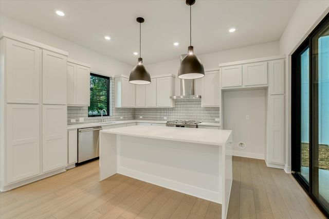 114 Lightsey RD 1, Austin, TX 78704