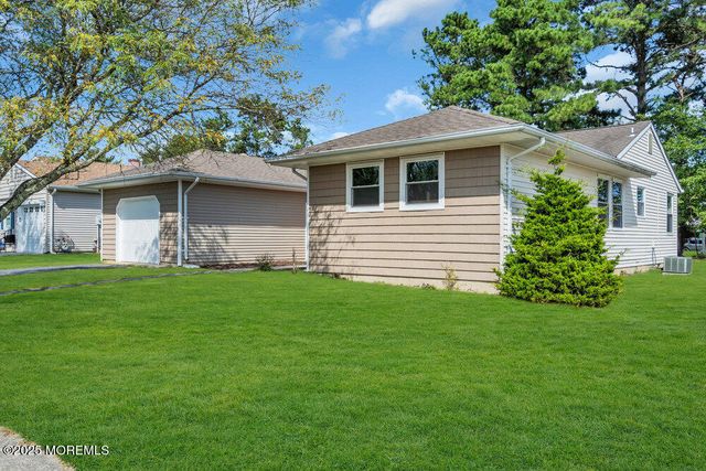 8 Panama Court, Toms River, NJ 08757