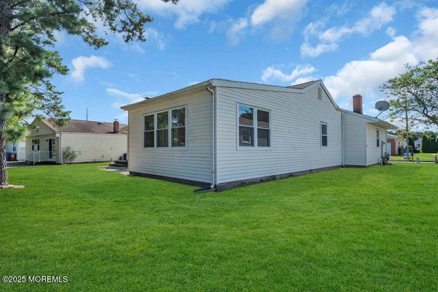 8 Panama Court, Toms River, NJ 08757