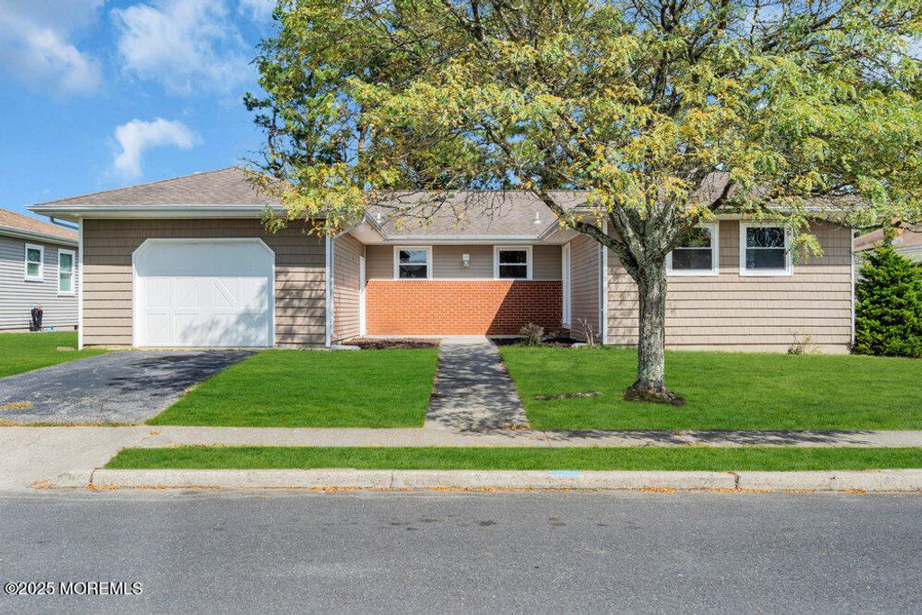 8 Panama Court, Toms River, NJ 08757