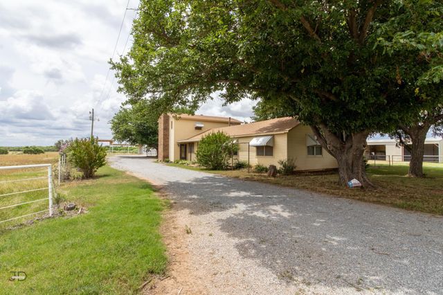 2905 OLD ELECTRA ROAD, Iowa Park, TX 76367