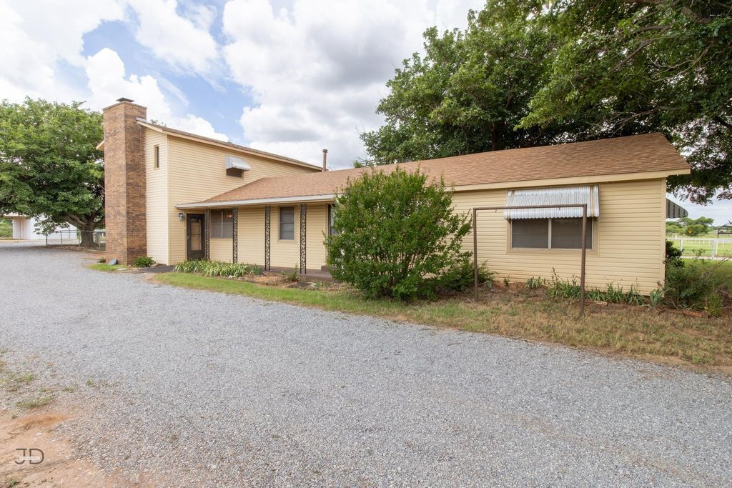 2905 OLD ELECTRA ROAD, Iowa Park, TX 76367