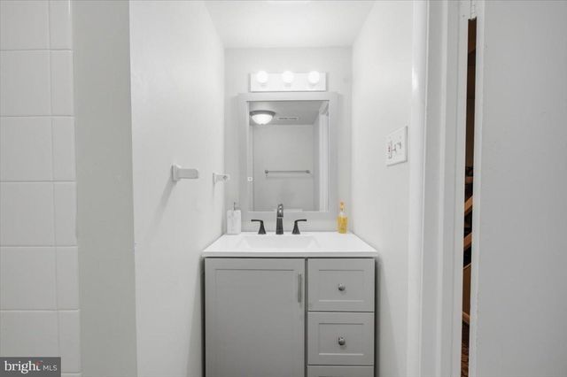 1042 TOTTENHAM CT, Sterling, VA 20164