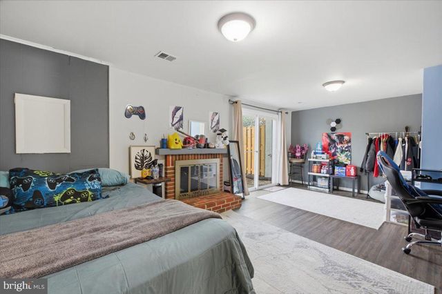 1042 TOTTENHAM CT, Sterling, VA 20164