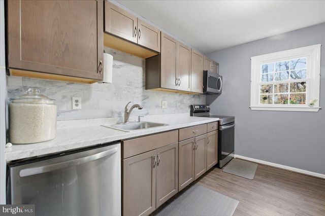 1042 TOTTENHAM CT, Sterling, VA 20164