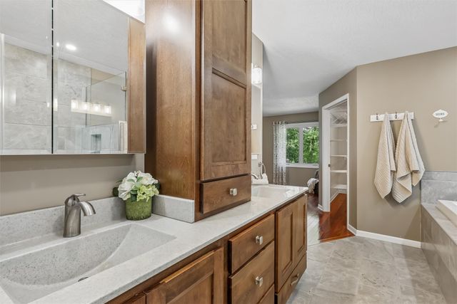 1319 NW 72nd Avenue, Ankeny, IA 50023