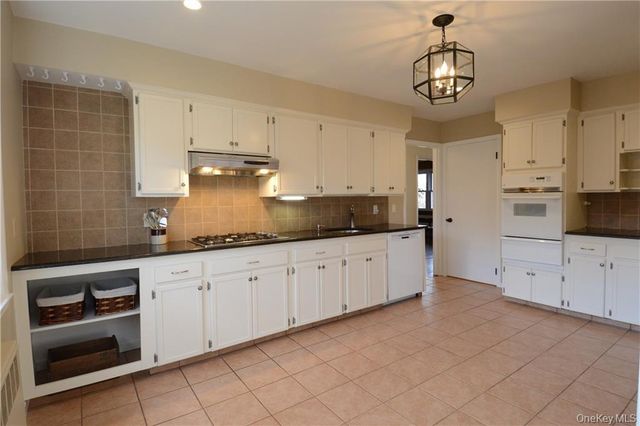 4 Knollwood Road, Eastchester, NY 10709