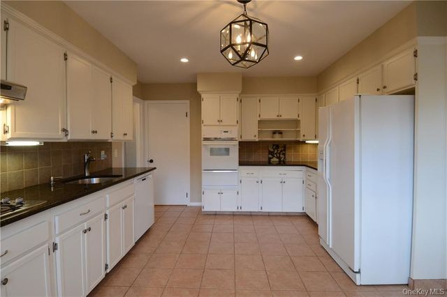 4 Knollwood Road, Eastchester, NY 10709