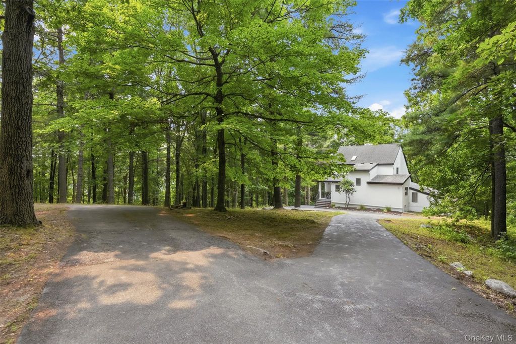 11 Spies Road, New Paltz, NY 12561