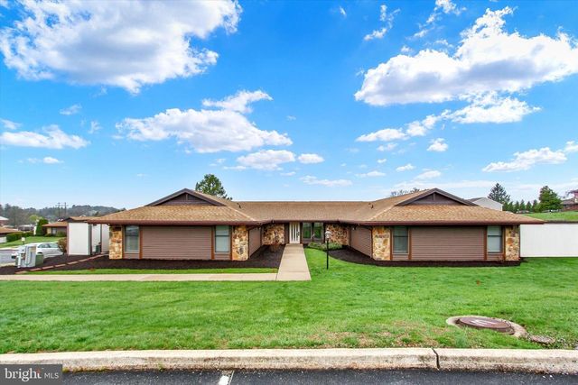 1864 AZALEA DR, York, PA 17408
