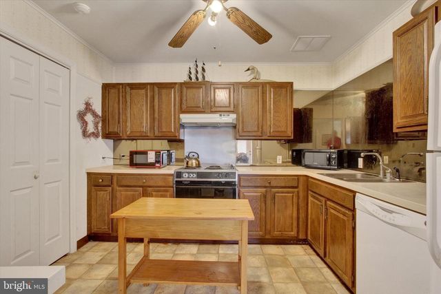1864 AZALEA DR, York, PA 17408
