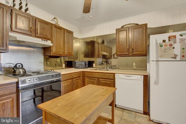 1864 AZALEA DR, York, PA 17408