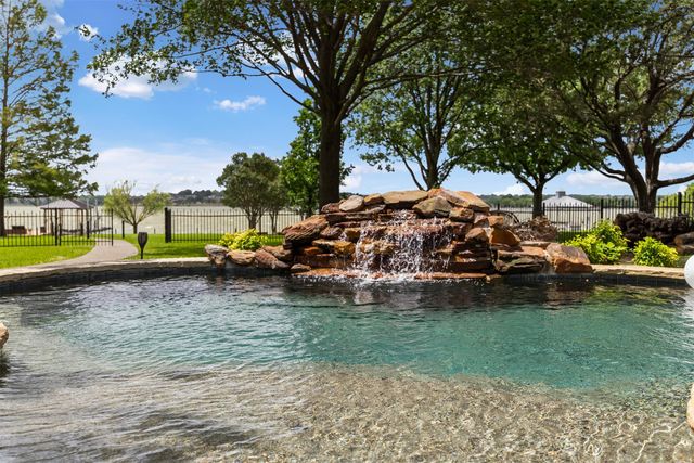 14 Victoria Drive, Rowlett, TX 75088